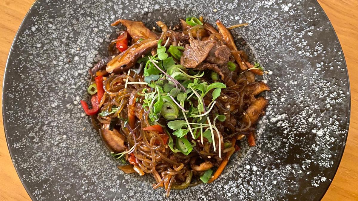 'Japche' del restaurante San Kil: fideos hechos con fécula de boniato hervidos y salteados con soja, sésamo, verduras, setas y carne de ternera marinada.