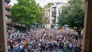 Más de un millar de personas se concentran en el centro de Manresa en protesta por la muerte de Carles Vilajosana