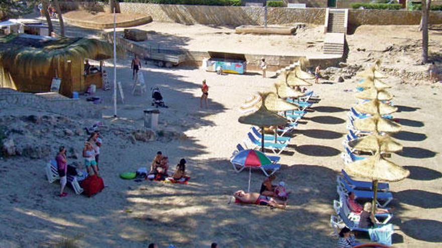 La playa pequeña de Santa Ponça, sin chiringuito este año