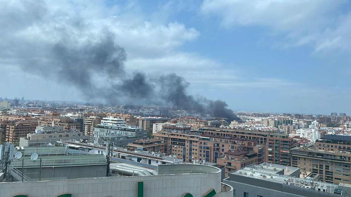 La columna de humo negro vista desde la distancia