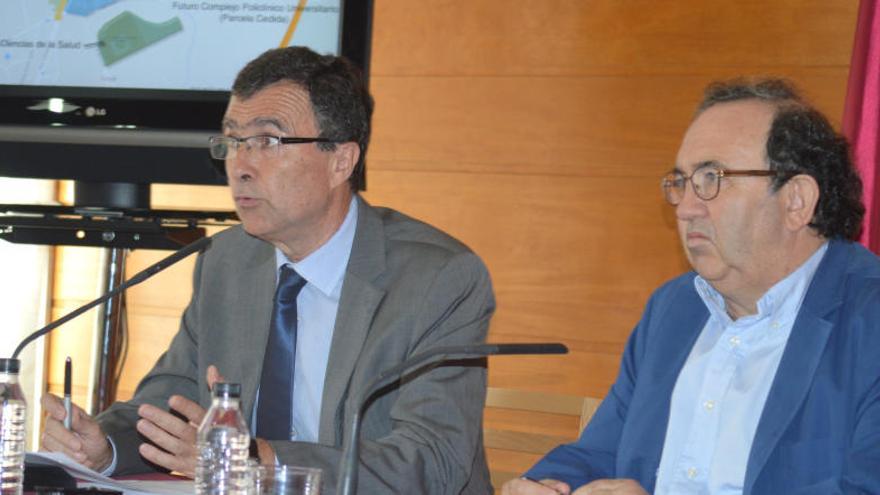 Ballesta y Orihuela durante la firma de la cesión del terreno.