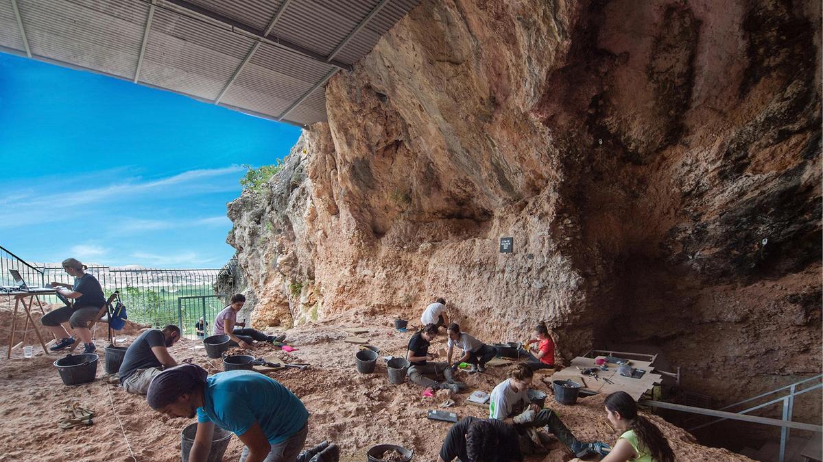 Equipo de excavación en la Cova del Bolomor.