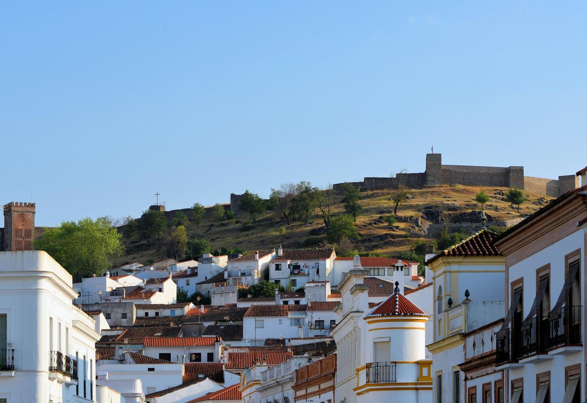 Oculta bajo el cerro del castillo