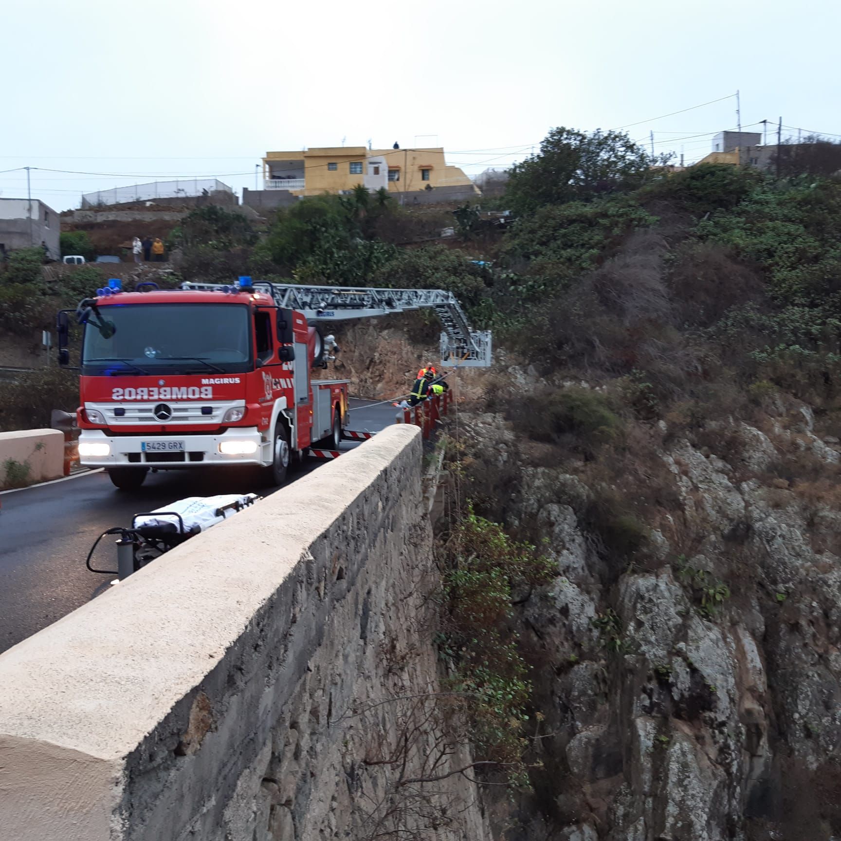 Un momento del rescate de un ciclista en un barranco en Arico.