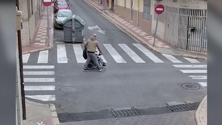 Quién es la persona que aparece con la silla de ruedas en las imágenes que captaron el robo de El Campello