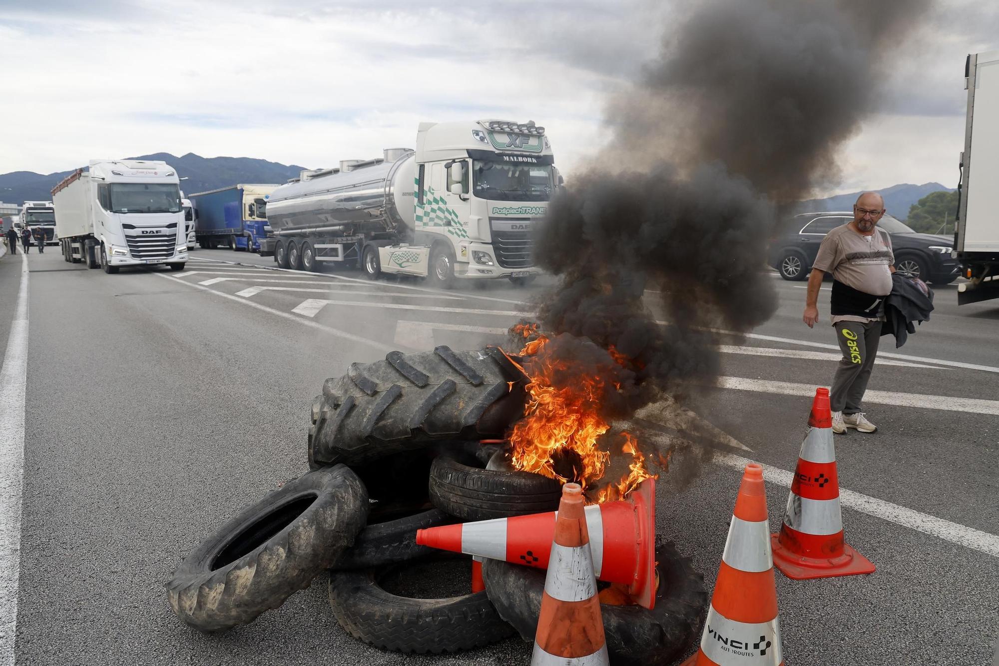 Tallada l'autopista a la frontera per una manifestació de viticultors a l'A-9 al Voló