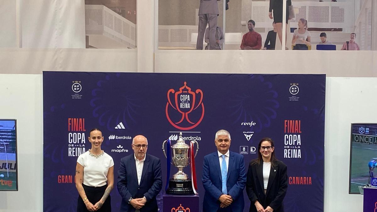 El trofeo de la Copa de la Reina de fútbol ya está en Casa Palacio
