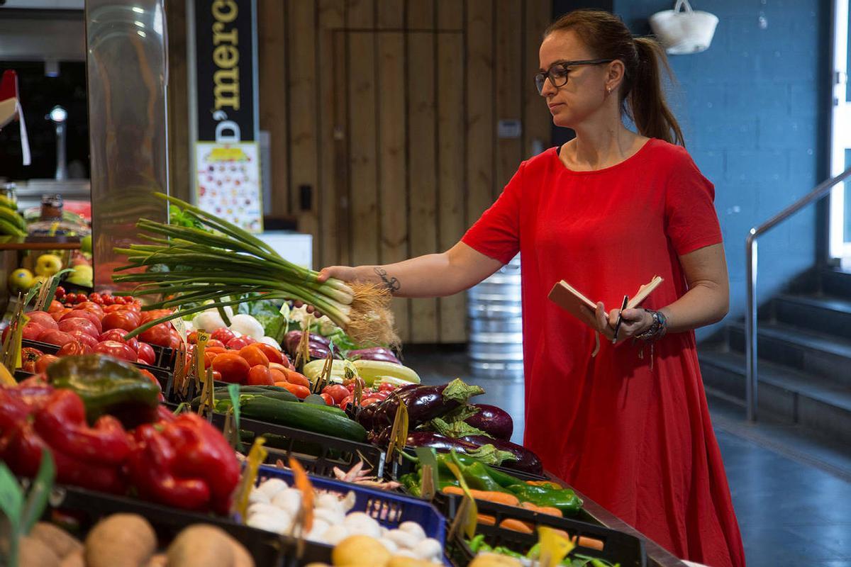 La chef Marga Coll, en el mercado de Inca escogiendo ingredientes para su restaurante