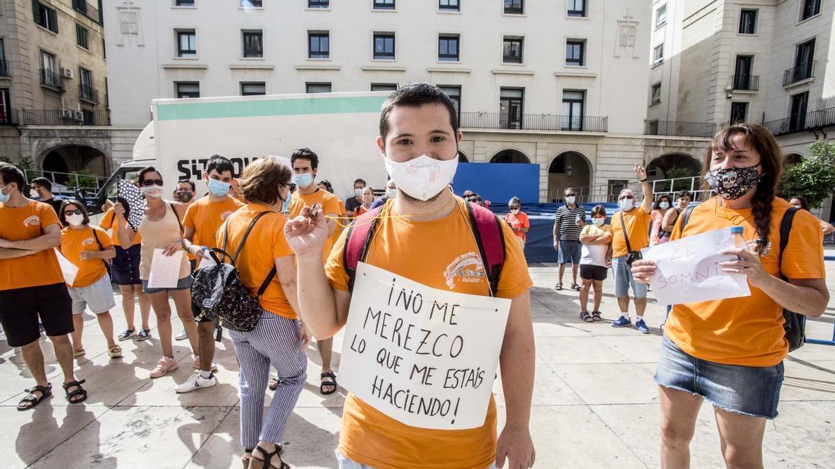 Una de las protestas de alumnos y familiares de alumnos de El Somni ante el retraso en la construcción de su colegio, del que responsabilizan al Ayuntamiento de Alicante