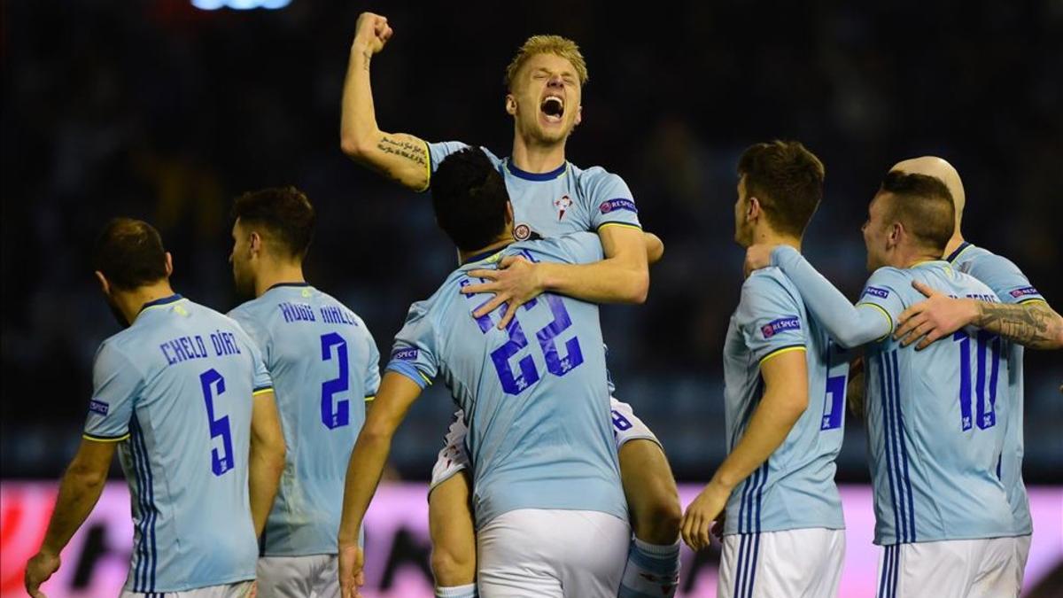 Los jugadores del Celta celebran el golazo de Wass