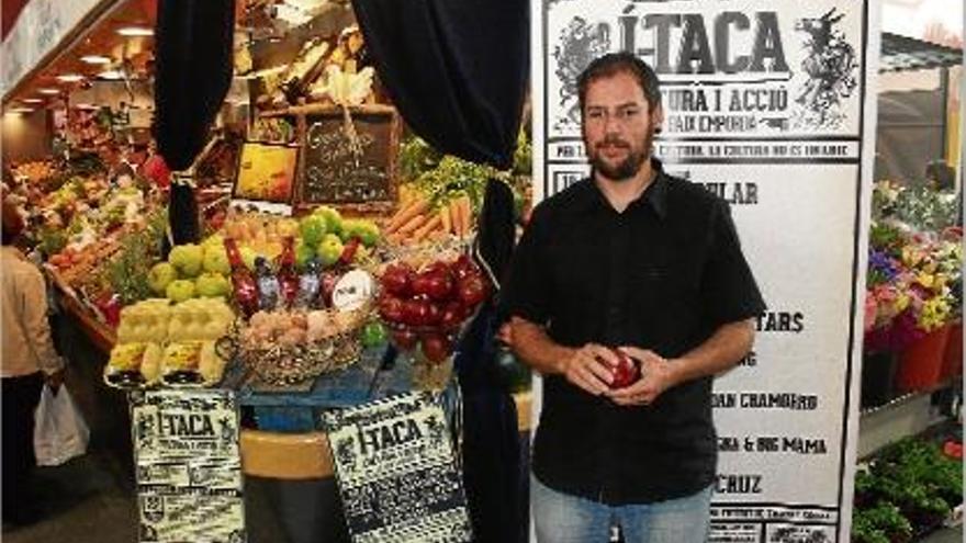 El director del festival, Fran Arnau, a la parada promocional del mercat del Lleó.