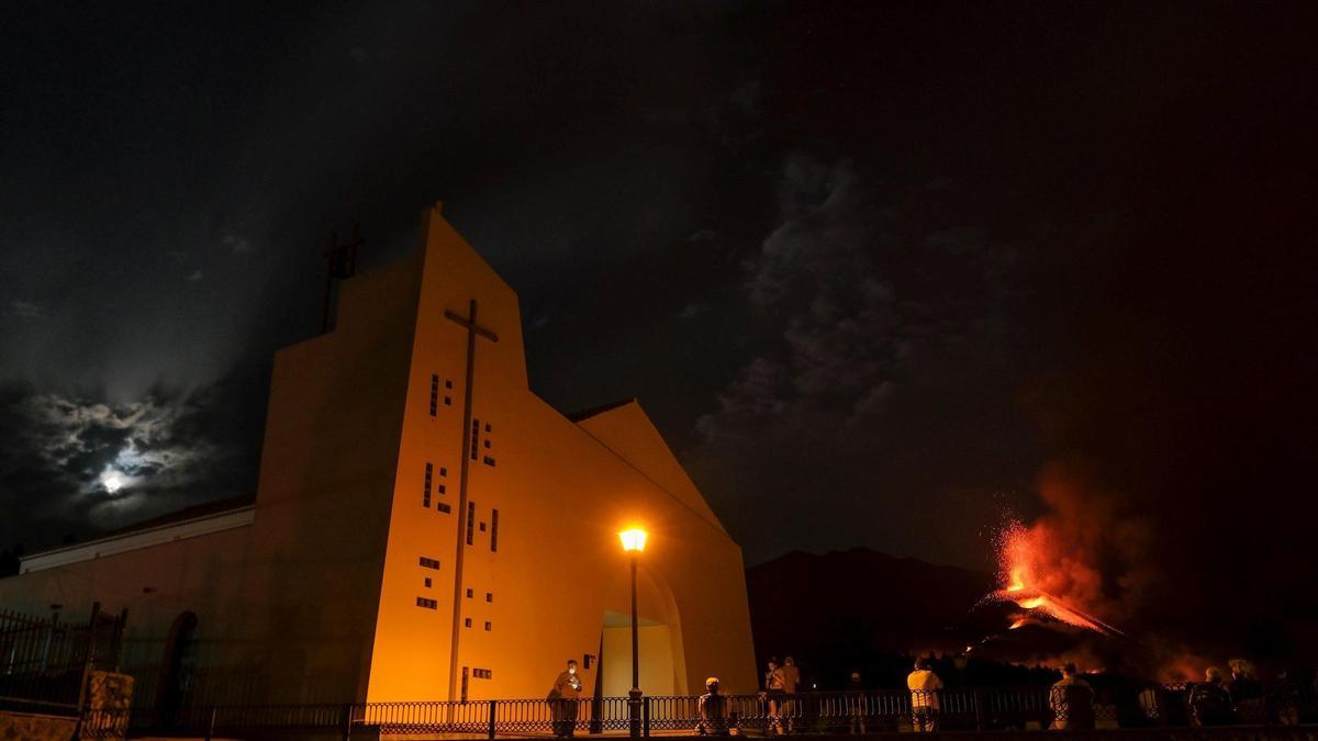 La Laguna espera que la lava no arrase el barrio tras juntarse dos coladas