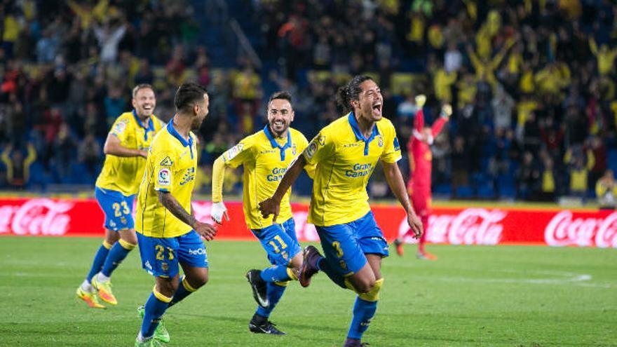 El zaguero uruguayo Mauricio Lemos celebra su tanto de golpe franco directo al Valencia, el pasado 30 de enero, con Viera, Momo y Dani Castellano.