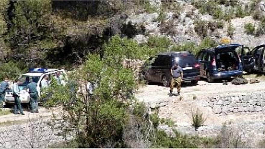 Agentes de la Benemérita junto a los campistas en la zona de La Hoz.