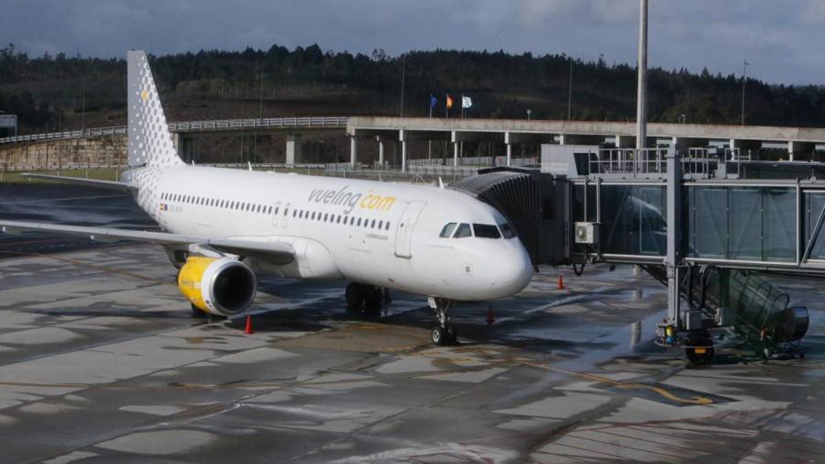 Un avión de la compañía Vueling en la pista de aterrizaje del aeropuerto de Santiago