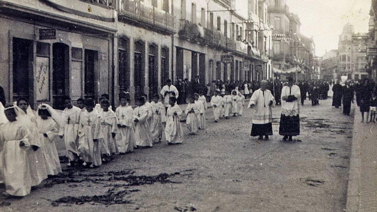 Numerosos niños de Primera Comunión durante la procesión por la villa.