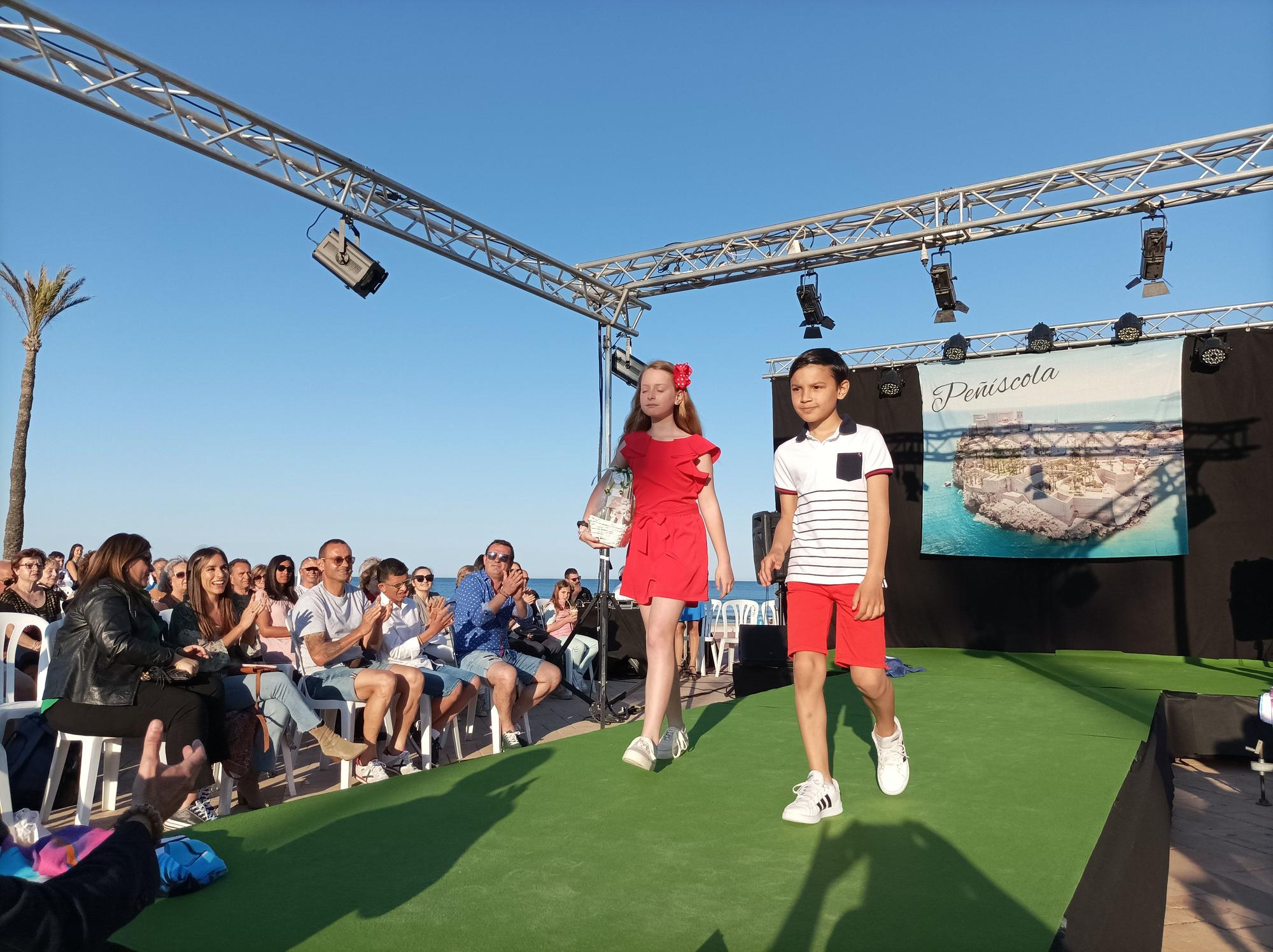 Así ha sido el desfile de moda celebrado en Peñíscola a favor del comercio local