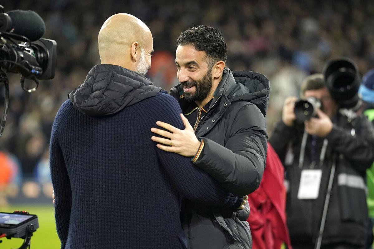 Pep Guardiola y Rúben Amorim se saludan antes del partido.