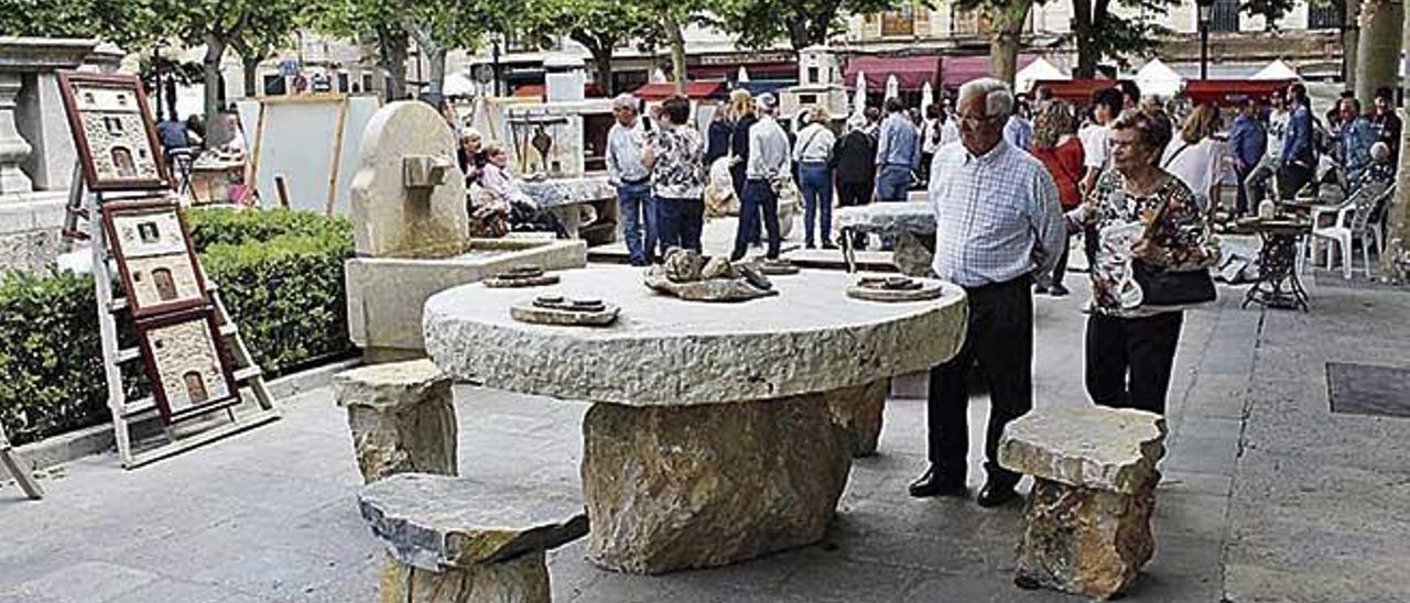 La plaza de Binissalem fue el escenario principal de la feria, dedicada a la artesanía de la piedra.