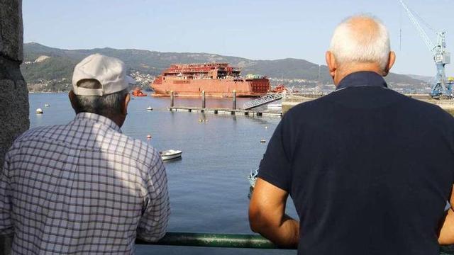 El ferri de Vulcano, en el dique seco de Teis | El ferri que Factorías Vulcano construye para Trasmediterránea (vendida este miércoles a Naviera Armas) realizó ayer las maniobras de traslado al dique seco de Metalships & Docks, donde recalará durante unas tres semanas. Allí será sometido a tareas de limpieza de la obra viva (la parte del buque que queda sumergida), así como a la imprimación de la patente y el pintado. El objetivo del astillero, que puja también por alguno de los siete barcos que construirá Pescanova, es de entregar el buque el 21 de abril.