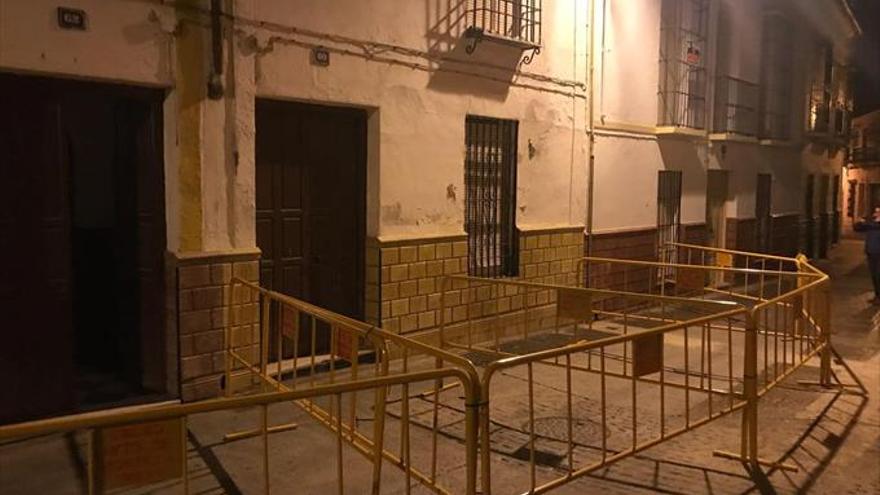 El hundimiento de una vivienda obliga a cortar la calle San Sebastián