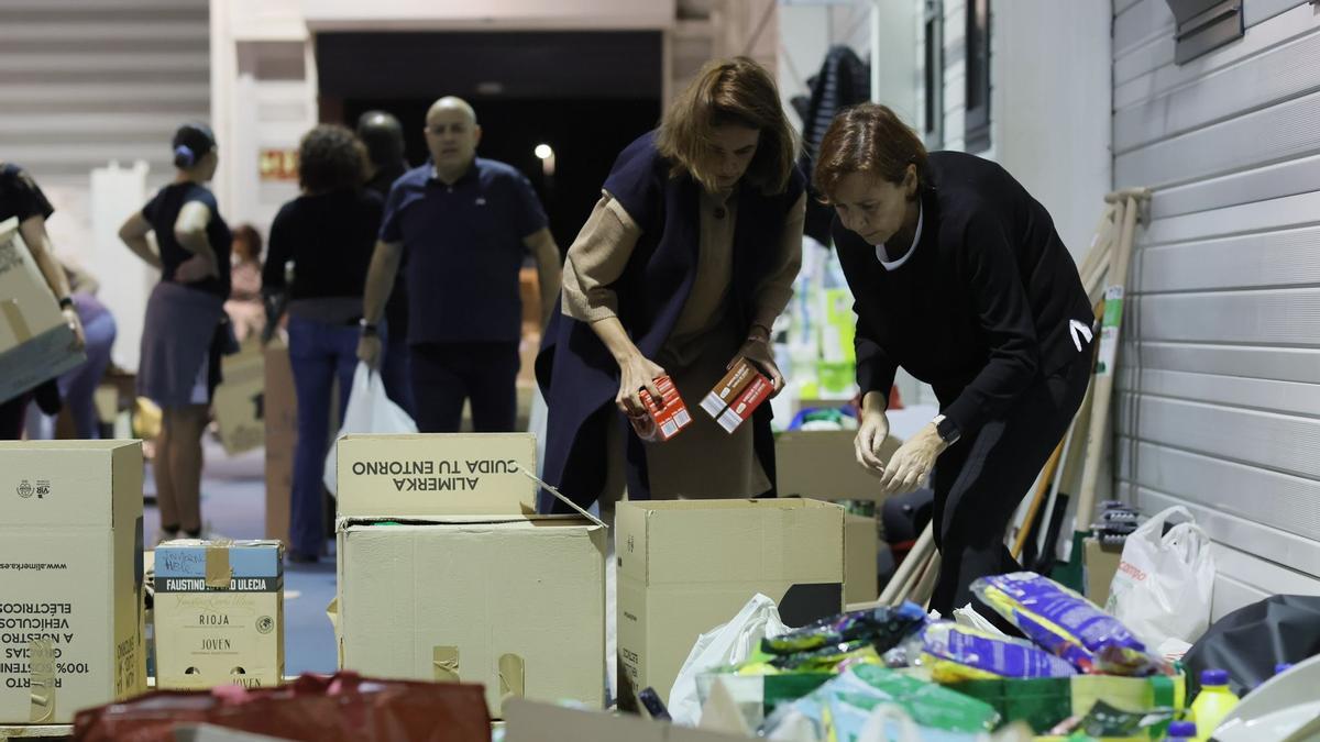 La edil María Mitre, junto a la alcaldesa de Gijón, Carmen Moriyón, y otros voluntarios recogen en Las Mestas productos para enviar a Valencia.