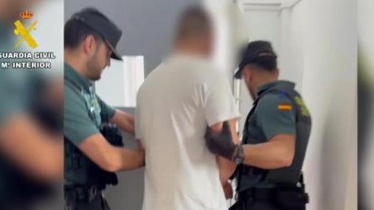 El detenido, custodiado por agentes de la Guardia Civil.