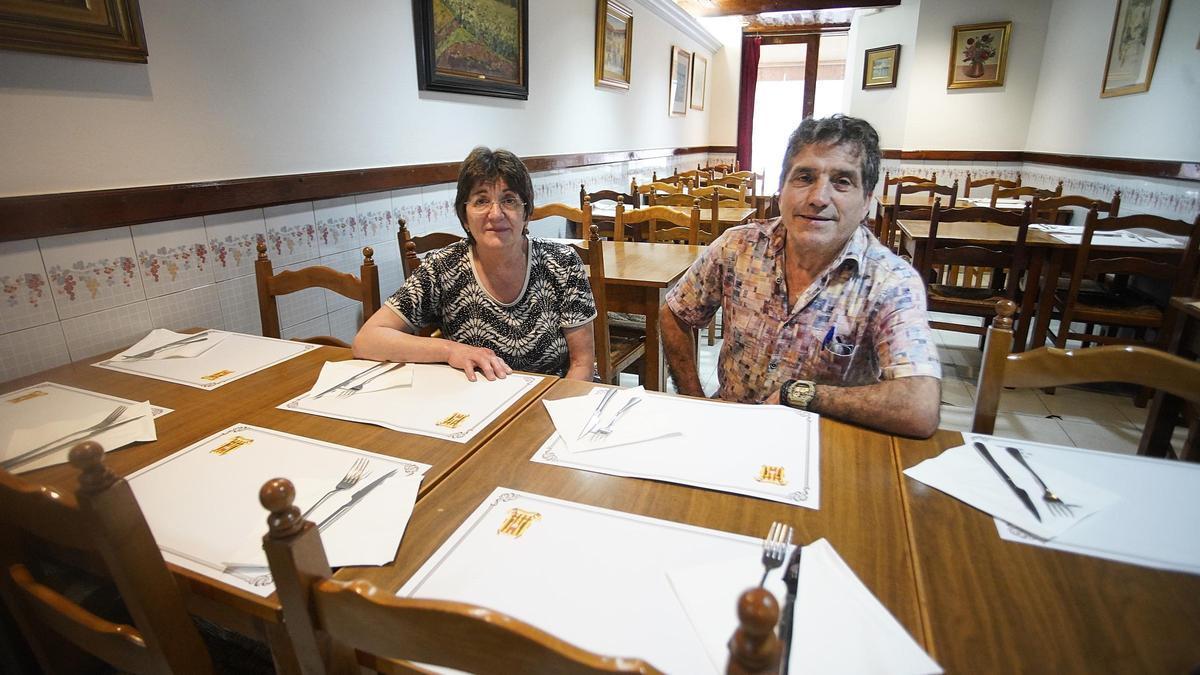 Mercè Colomer i Jaume Pararols al menjador de Can Guix.