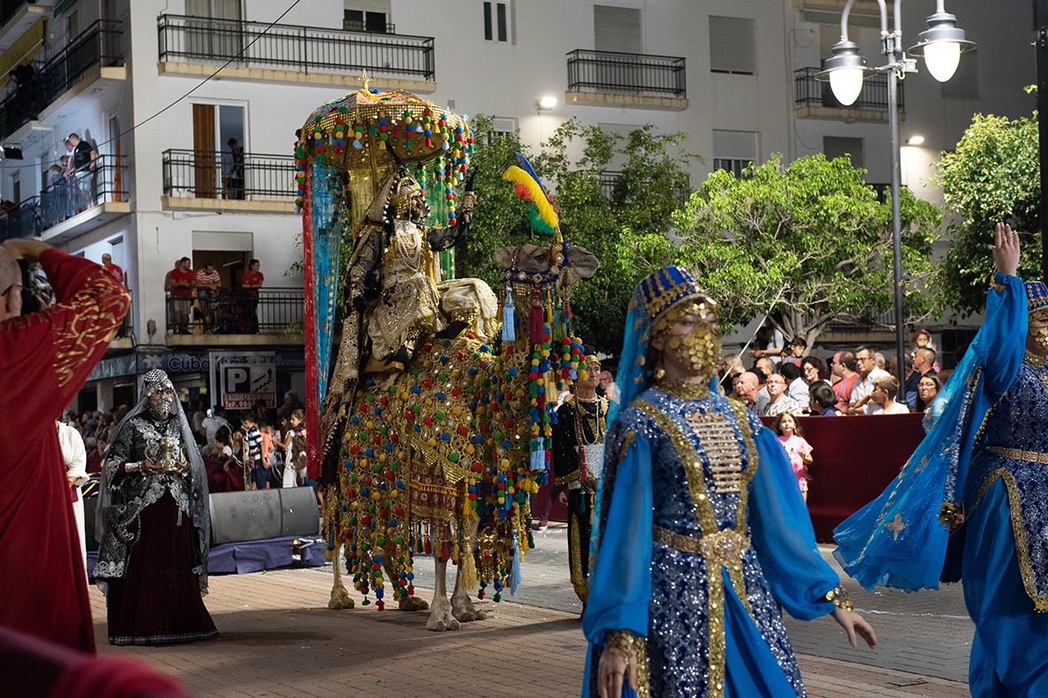 La Entrada Mora hace vibrar al pueblo de Altea