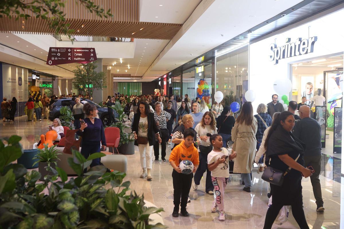 Colas en Marineda City en el primer día tras la apertura de nuevas tiendas