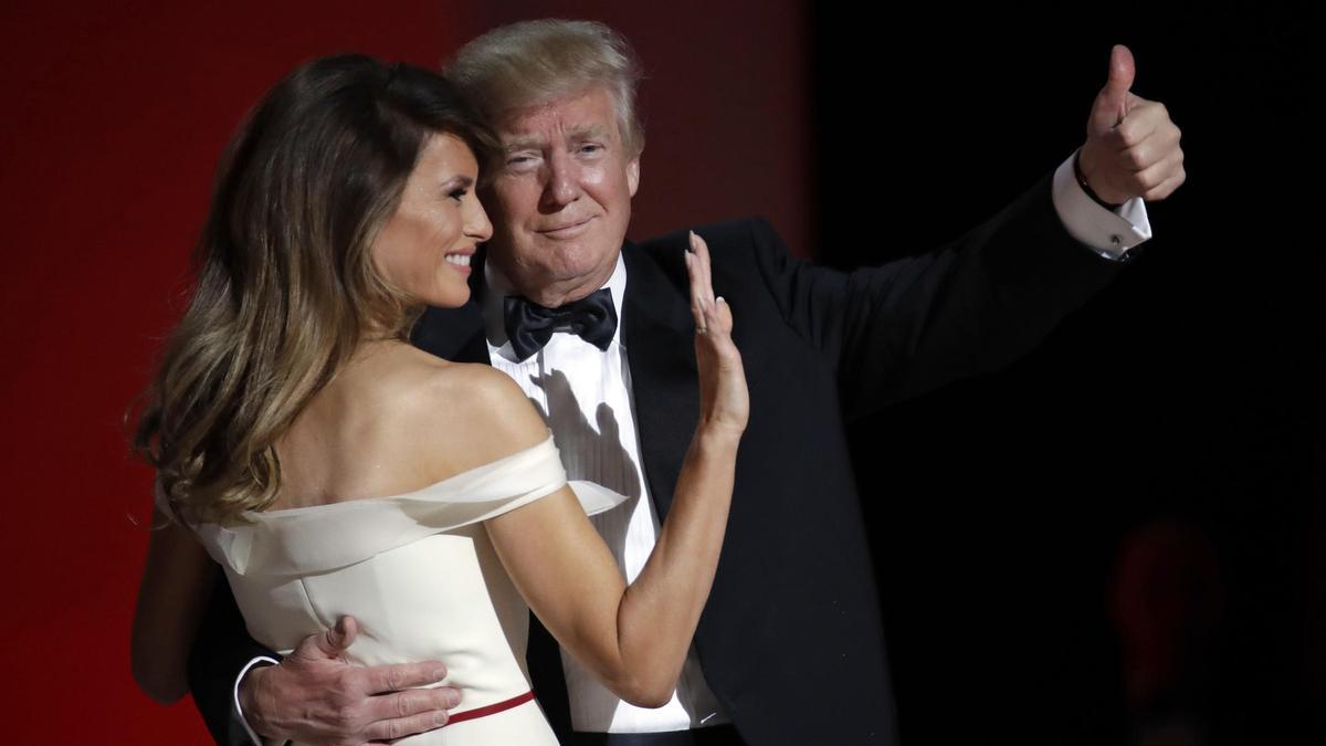 Donald y Melania Trump saludan durante el Baile Inaugural