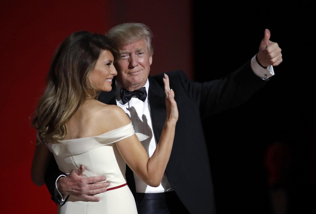 Donald y Melania Trump saludan durante el Baile Inaugural