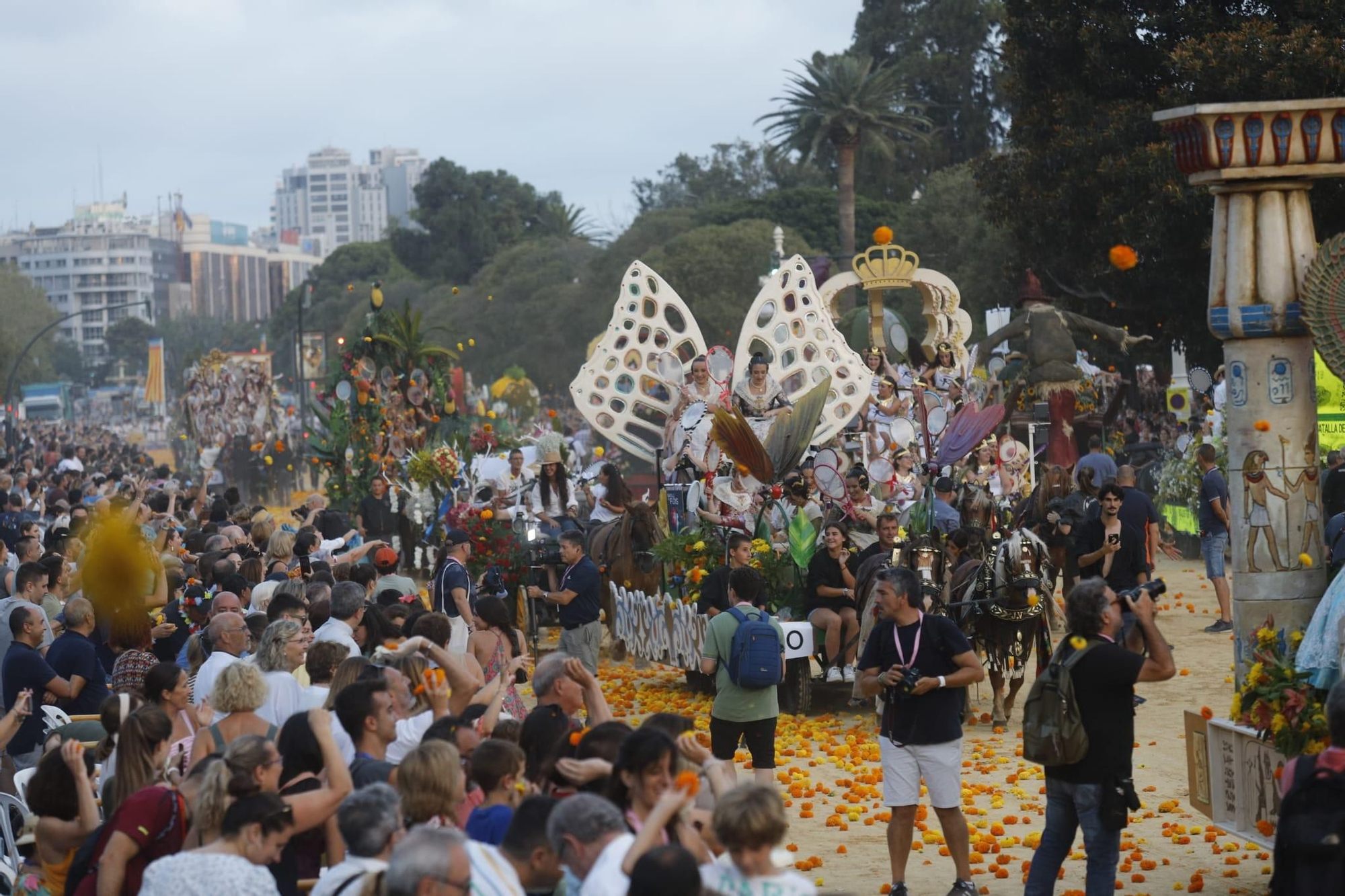 Así ha sido la Batalla de Flores en València 2024