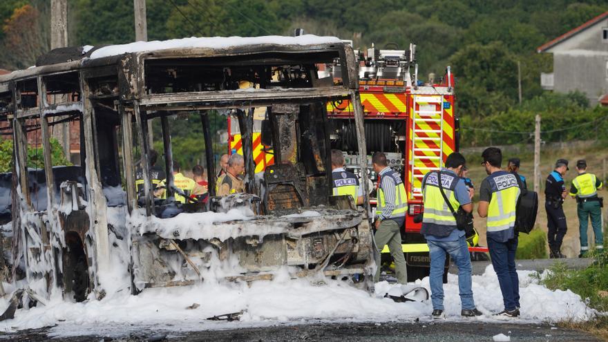 Muere un bombero vigués en prácticas en un incendio de un autobús sin pasajeros en Santiago