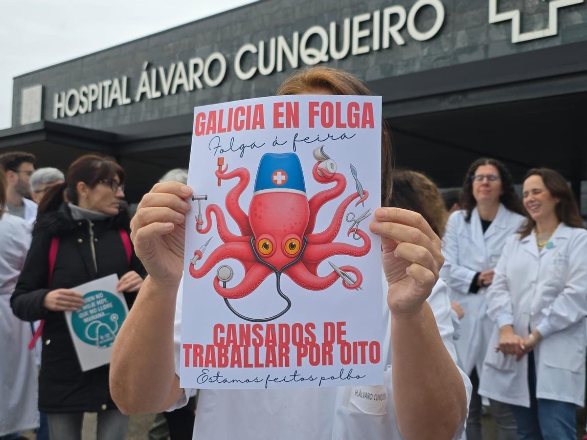 Protesta ante la puerta del Álvaro Cunqueiro