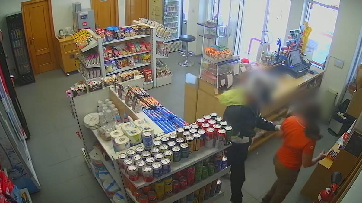Imágenes de las cámaras de seguridad donde se observa al atracaros intimidando a la trabajadora para robar la recaudacion.