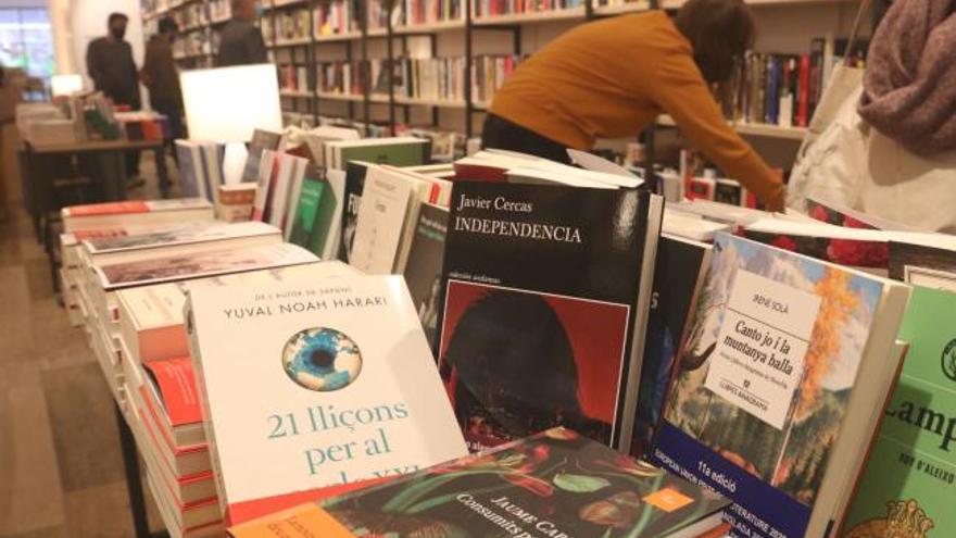 Un centenar de personalitats trien llibre: Javier Cercas, Irene Solà, Jaume Cabré i Yuval Hoah Harari, els favorits