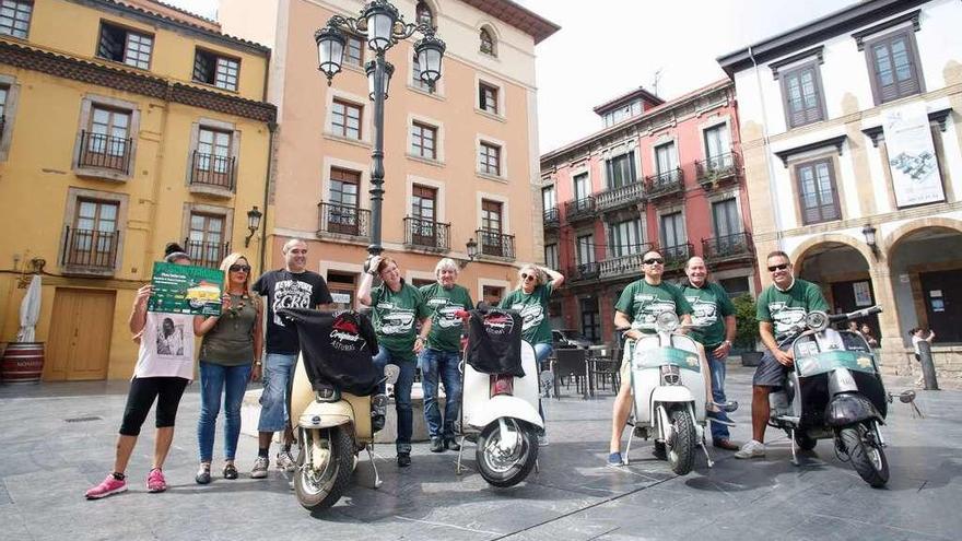 Los promotores de la ruta motociclista, ayer, en la plaza de Carlos Lobo.