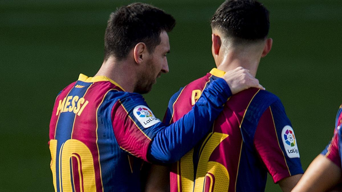 Messi de charla con Pedri tras el primer tanto durante el partido de la Liga 20/21 entre el Barça, y el Osasuna.