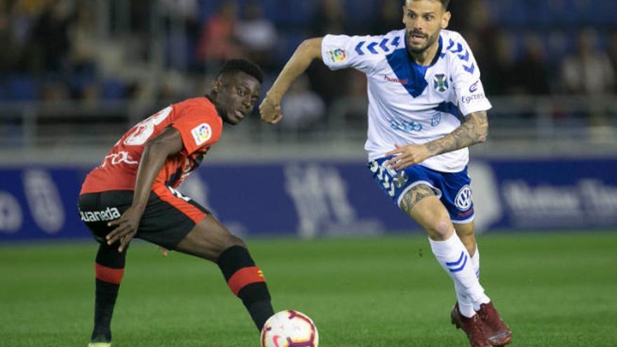 Tyronne, que anotó el gol del empate, conduce el balón, ayer, en el encuentro ante el Mallorca.