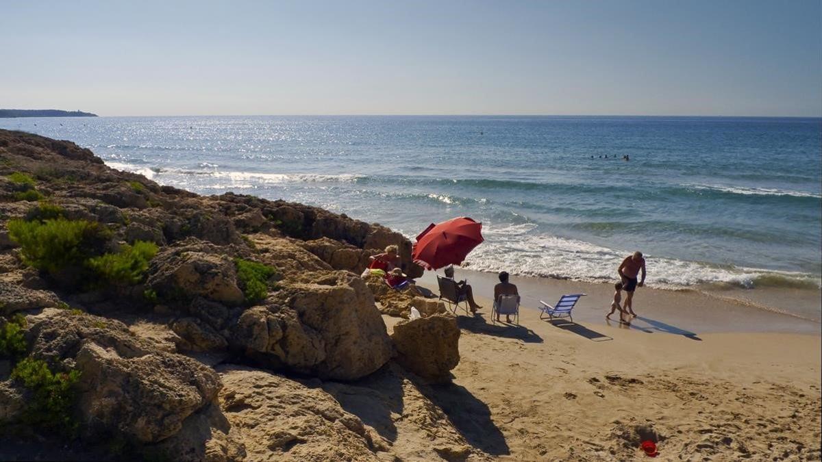 Unos bañistas, en la playa dels Capellans de Salou, donde se ha ahogado un hombre de 70 años el 4 de octubre del 2019