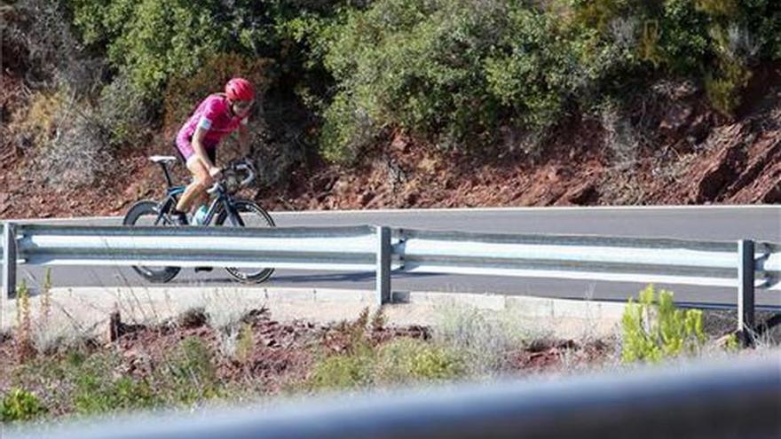 Un ciclista, grave al caer en la cv-147 del desert