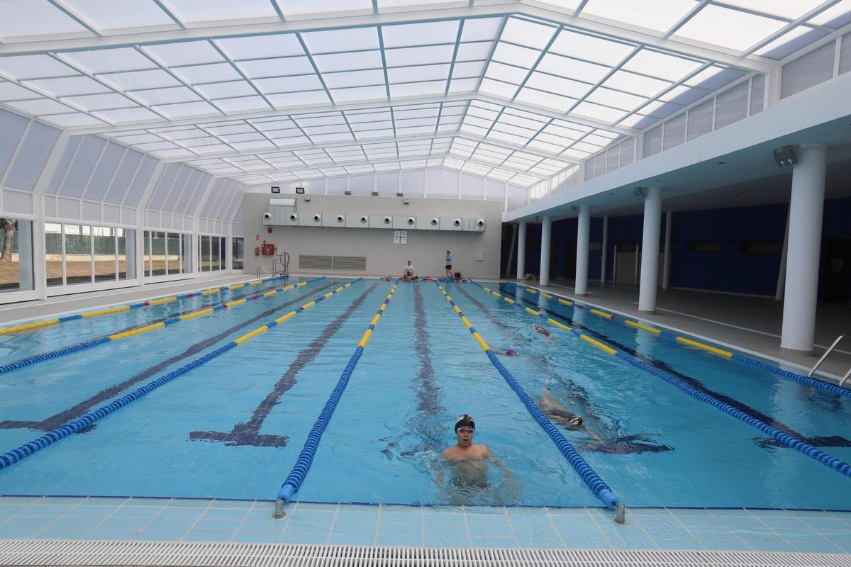Imagen de archivo de usuarios en la piscina cubierta de les Pereres de Xàtiva.