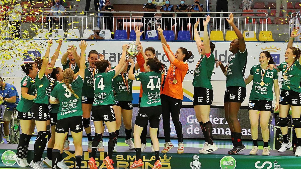 Las jugadoras del Elche celebran en el podio su victoria de ayer en la final de la Copa de la Reina, disputada en el Pabellón Rita Hernández de Telde. | | ELVIRA URQUIJO / EFE