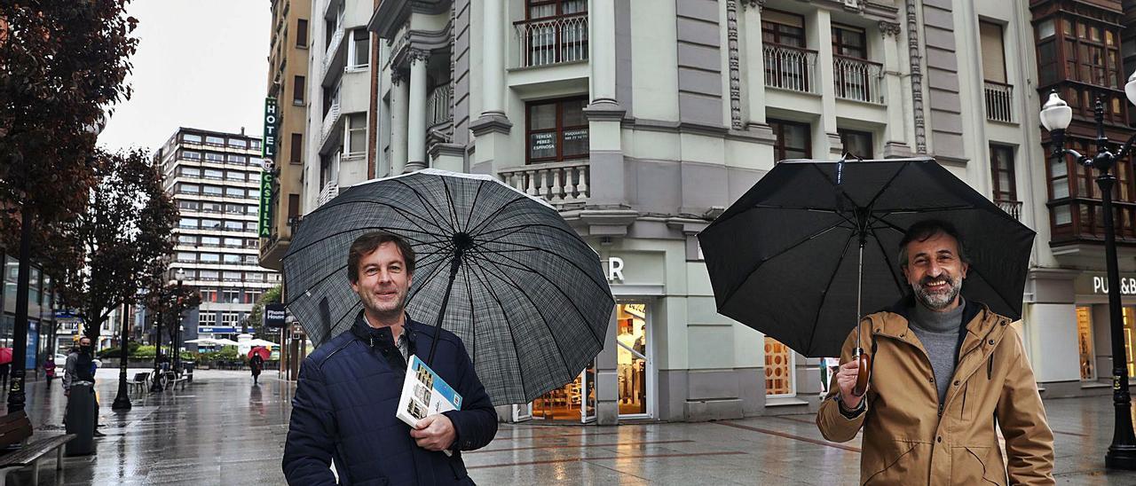 Por la izquierda, Pablo Pérez del Busto junto a Alfredo Jiménez García en la esquina de la calle Corrida con Asturias con el edificio donde estuvo el cine Robledo a su espalda. | Juan Plaza