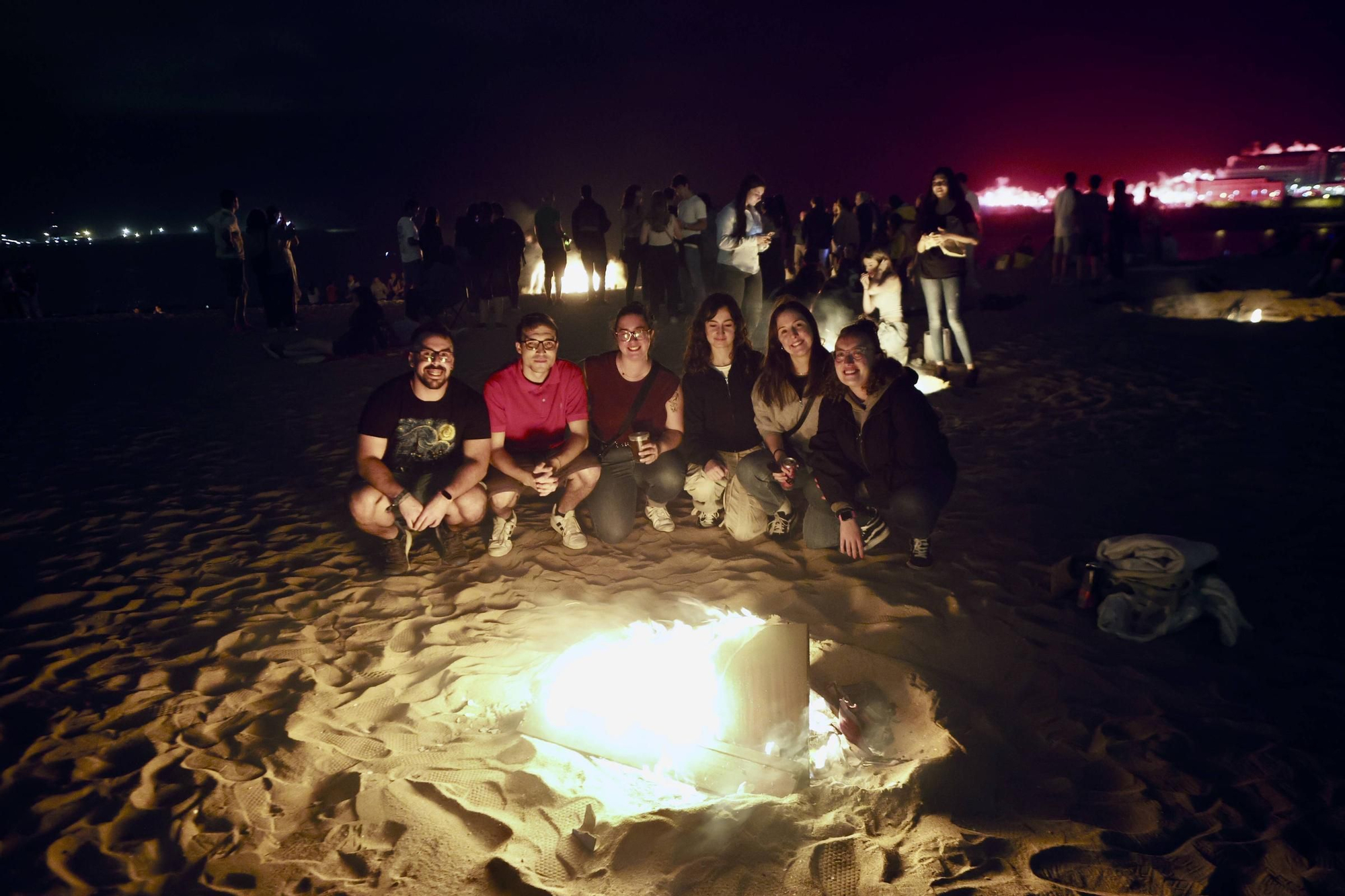 Fuegos artificiales, música, flores, hoguera... la celebración de San Juan en Gijón, en imágenes