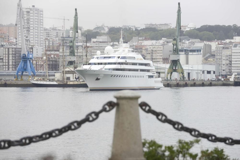 El yate Lady Moura hace escala en el puerto coruñés