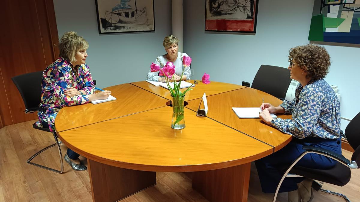Por la izquierda, Rosana González, Estefanía González y Ana Isabel Fernández, en el Ayuntamiento de Navia.