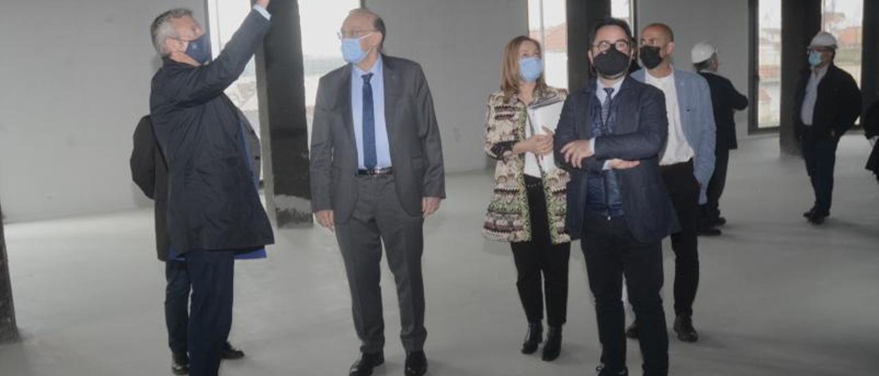 El rector y Alfonso Rueda, en una visita a las plantas. |   // R. VÁZQUEZ