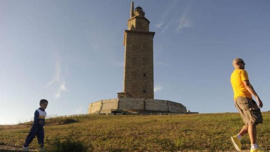 La Torre de Hércules, que ayer amaneció sin la caseta de obra que todavía permanecía desde la rehabilitación. / juan varela